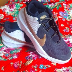 Nike Youth "Hustle" basketball shoes